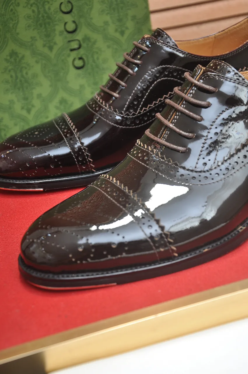 Men's shoes💰660💶 Brand: GUCCI (Gucci) Standard code: Men's code 39/44 (45/46 can be customized) Grade: Same as the official website Original quality Material: Original cowhide Water-dyed cowhide lining Original rubber outsole Style category: Men's fashionable casual leather shoes Distinguished big-name luxury elements top luxury Color: Actual picture